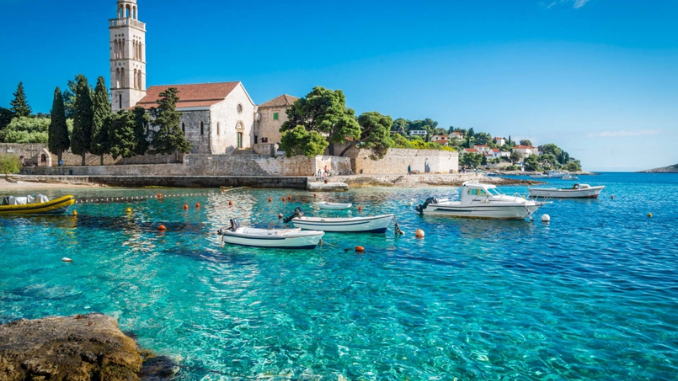 Pulau Hvar Kroasia adalah salah satu destinasi wisata di Eropa yang patut Anda kunjungi dengan keluarga karena keindahan alam dan kekayaan sejarahnya.