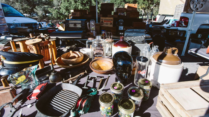 Anda yang gemar berburu barang antik di luar negeri harus mencoba untuk pergi ke Rose Bowl Flea sebab banyak orang telah mengakui pasar loak ini.