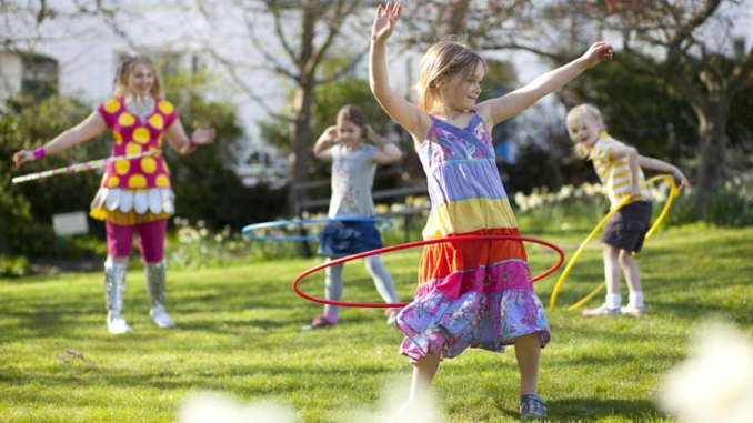 olahraga Hula Hoop cocok jika Anda mencari cara yang menyenangkan untuk menjaga tubuh tetap sehat dan awet muda menjadi pilihan olahraga patut dicoba.