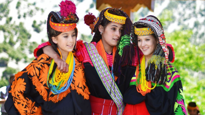 Wisata Lembah Kalash salah satu permata tersembunyi yang paling menakjubkan di Pakistan yang wajib dikunjungi karena memiliki daya tarik yang menarik.