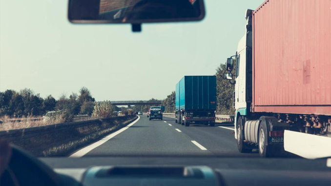 tips berkendara aman dibelakang mobil besar